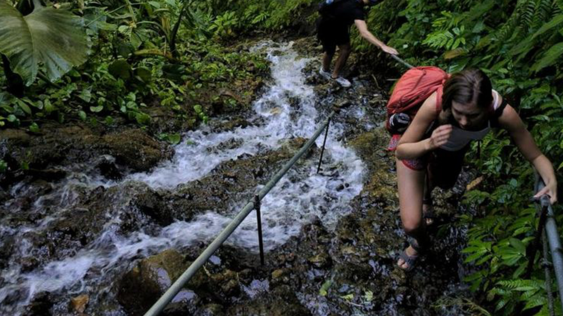 trekking menuju lembah